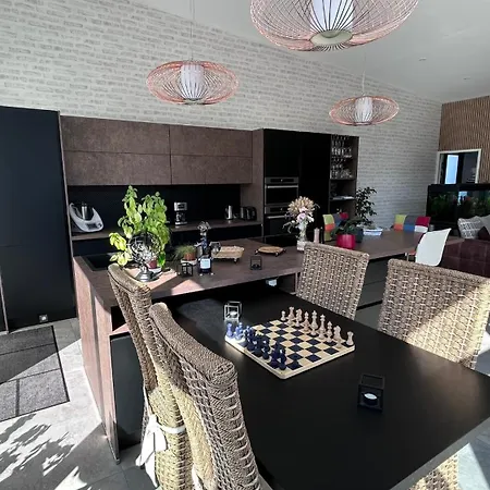 Holiday home Maison De 102m² Sur Terrain Clos Terrasse Jacuzzi Le Tour-du-Parc