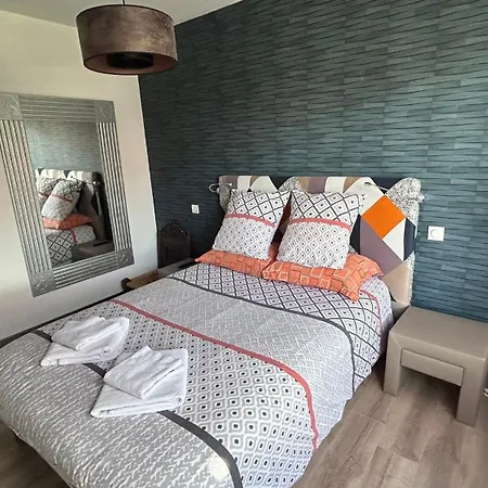 Holiday home Maison De 102m² Sur Terrain Clos Terrasse Jacuzzi Le Tour-du-Parc